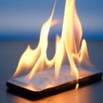 ببینید | آتش گرفتن ناگهانی موبایل در دستان دختر جوان