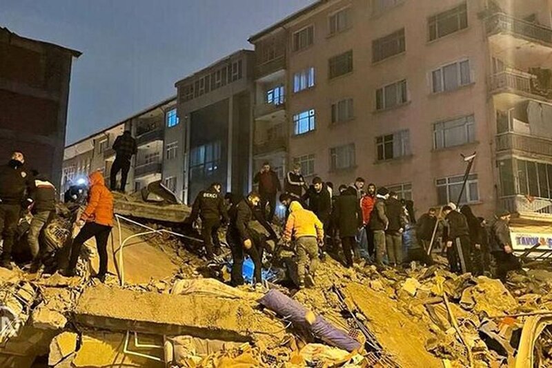 عکس | نگاه مملو از غم و اندوه زن جوان روی سنگفرشهای میدان بزرگ شهر رباط عکس | نگاه مملو از غم و اندوه زن جوان روی سنگفرشهای میدان بزرگ شهر رباط