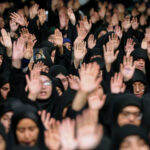 ببینید | نامه نوشتن یک زن بلوچ برای رهبر انقلاب با پاهایش