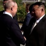 ببینید | تمیز کردن صندلی رهبر کره شمالی قبل از دیدار با پوتین از ترس ترور بیولوژیکی!