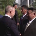 ببینید | استقبال گرم ولادیمیر پوتین از کیم جونگ اون در یک پایگاه نظامی