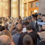 ببینید | درگیری بین پلیس و معترضان در نزدیکی ساختمان کابینه دولت ارمنستان