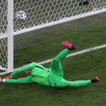 ببینید | گل‌به‌خودیِ عجیب دروازه بان یوونتوس