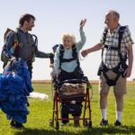 چتربازی یک زن 104 ساله/ در آستانه ثبت رکورد گینس (فیلم)