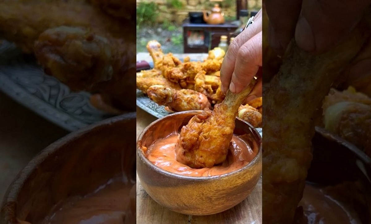 کباب کردن مرغ 2 کیلوگرمی در تنور ذغالی به سبک آشپز مشهور ترکیه ای (فیلم)