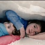 تصاویری از ۲ دختر بچه‌ فلسطینی که زنده از زیر آوار نجات پیدا کردند (فیلم)