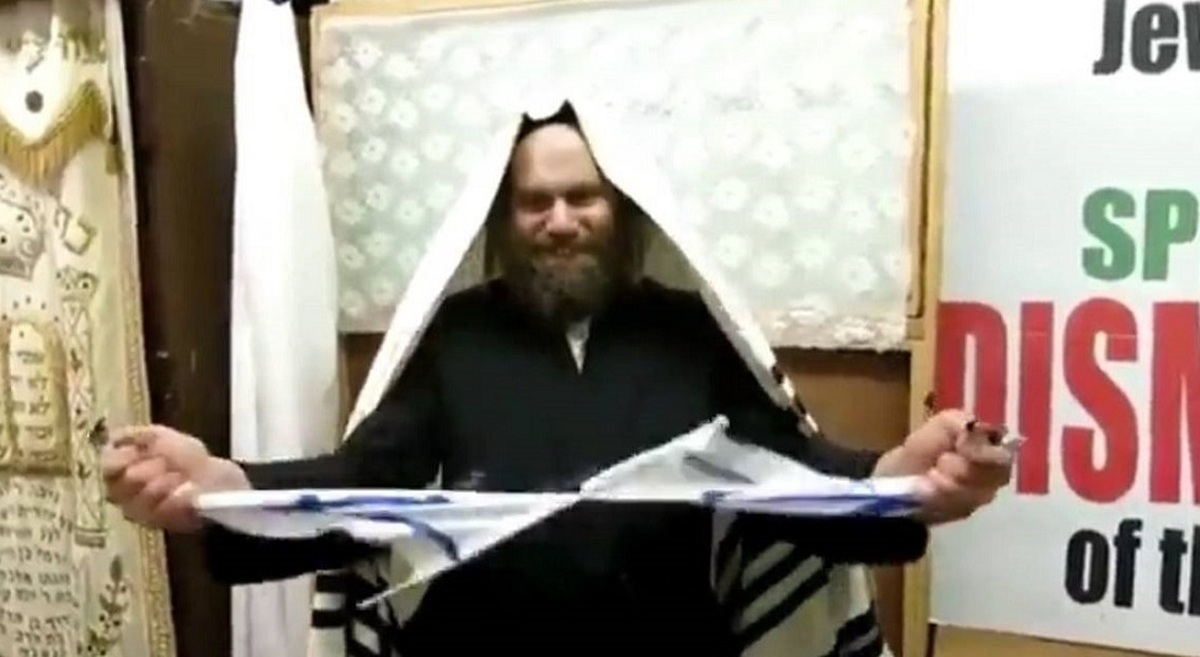 پاره کردن پرچم اسرائیل توسط یک خاخام یهودی (فیلم) پاره کردن پرچم اسرائیل توسط یک خاخام یهودی (فیلم)