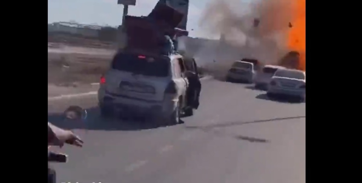 هدف قرار دادن کاروان زنان و کودکان فلسطینی توسط صهیونیستها (فیلم) هدف قرار دادن کاروان زنان و کودکان فلسطینی توسط صهیونیستها (فیلم)