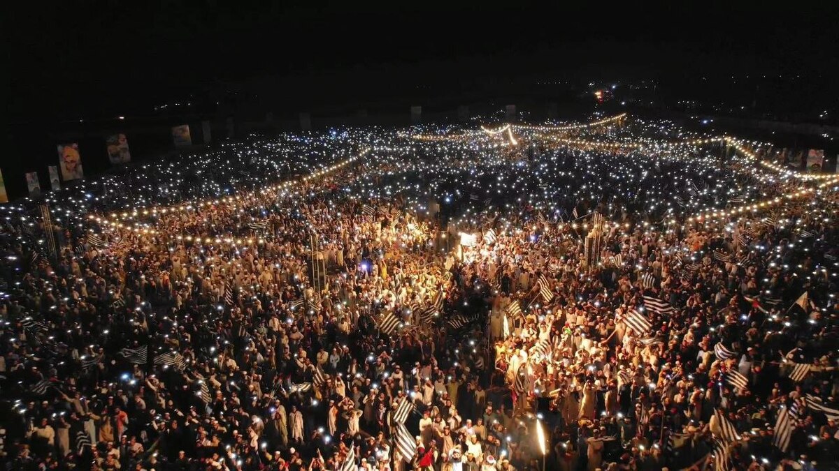 تجمع خیرهکننده پاکستانیها در پیشاور (فیلم) تجمع خیرهکننده پاکستانیها در پیشاور (فیلم)