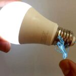 یک روش ساده و جالب برای روشن کردن لامپ با سر انگشت (فیلم)