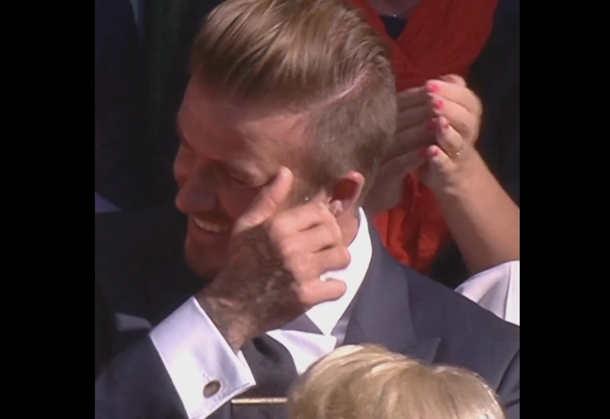 مهار توپ تنیس با دست توسط آقای فوتبالیست معروف (فیلم)