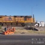 لحظه برخورد قطار با خودرو ایستاده روی ریل (فیلم)