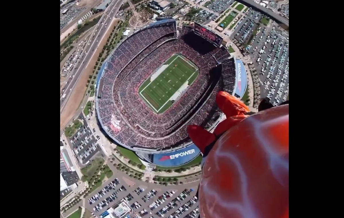 فرود چتر باز وسط استادیوم فوتبال (فیلم)