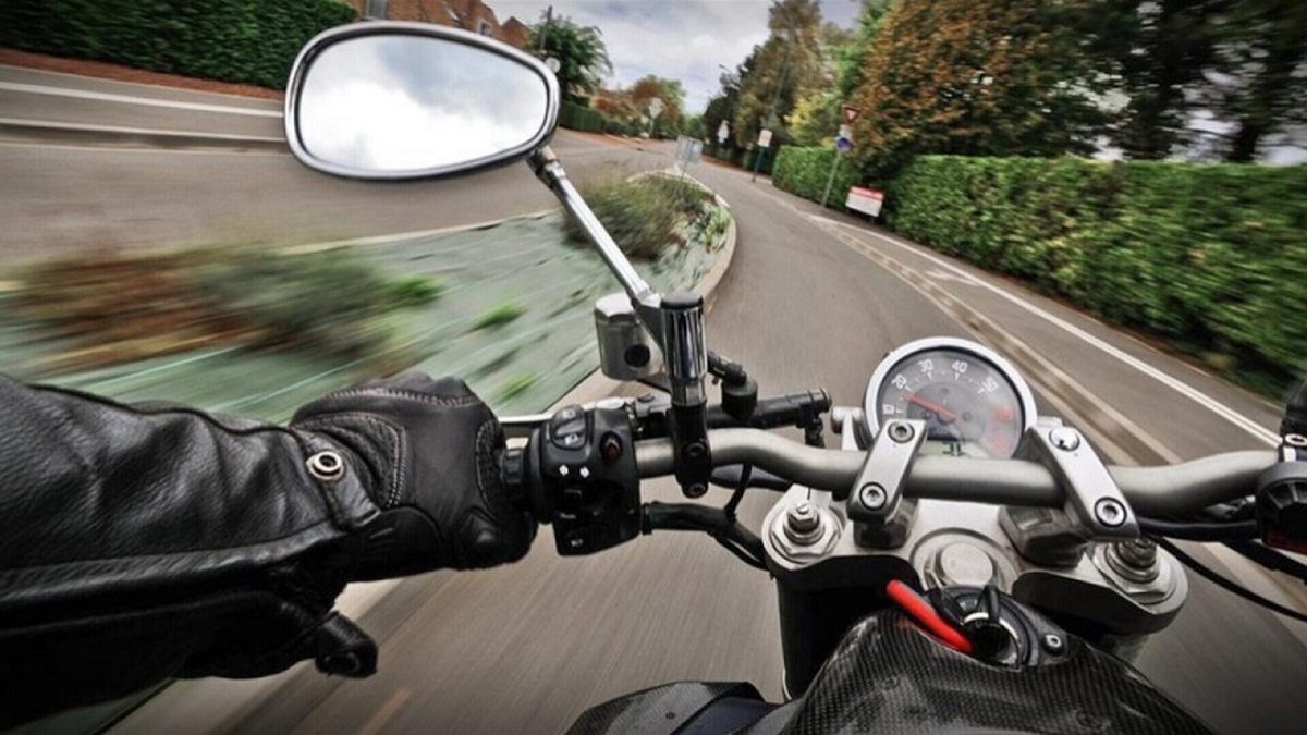 وقتی پشت موتورسیکلت می‌خوابی ! (فیلم)