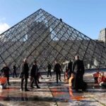 رنگ پاشیدن فعالان محیط زیست روی شیشه هرمی موزه لوور؛ شکل جدیدی از اعتراض (فیلم)