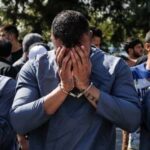 ببینید | رجزخوانی یکی اراذل و اوباش در حضور پلیس: من شرور منطقه هستم، هرکس بیاد…!