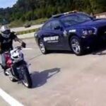 ببینید | خونسردی عجیب موتورسوار تحت تعقیب توسط پلیس در خیابان