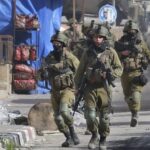 عکس | چادرپیچ کردن یک اسیر نظامی زن توسط نیروهای مقاومت در حین انتقال به نوار غزه