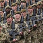 ببینید | بیرون راندن سربازان انگلیسی از غذاخوری توسط مرد عمانی در حمایت از فلسطین