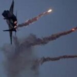 ببینید | انفجار موشک‌های مقاومت در کنار هواپیمای اسرائیل در دل آسمان
