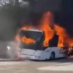 ببینید | آتش گرفتن ناگهانی اتوبوس پر از مسافر در بزرگراه!