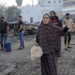 ببینید | تصاویری تلخ از جمع آوری اعضای پراکنده بدن قربانیان بیمارستان غزه