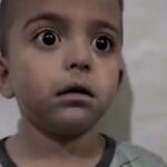 ببینید | صحنه‌ای دردناک از وحشت کودک فلسطینی در غزه