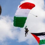 ببینید | حرکت جالب چتربازان ایرانی بر فراز برج میلاد برای حمایت از مردم غزه