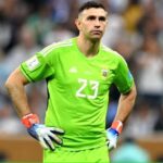 ببینید | لحظه تلخ هو کردن مارتینز توسط هواداران فرانسوی حاضر در مراسم!