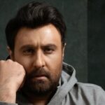 عکس | محمد علیزاده در لباس دامادی؛ کپی‌برداری از روی دست محمدرضا گلزار