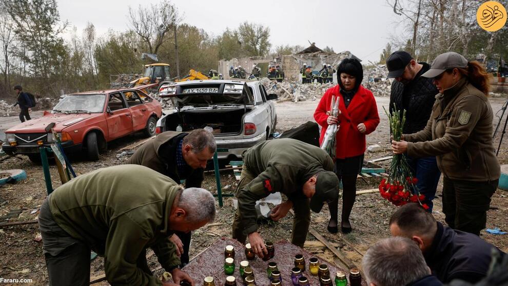 (تصاویر) حمله مرگبار روسیه به یک مراسم ترحیم در اوکراین؛ ۱۰ درصد جمعیت روستا کشته شدند