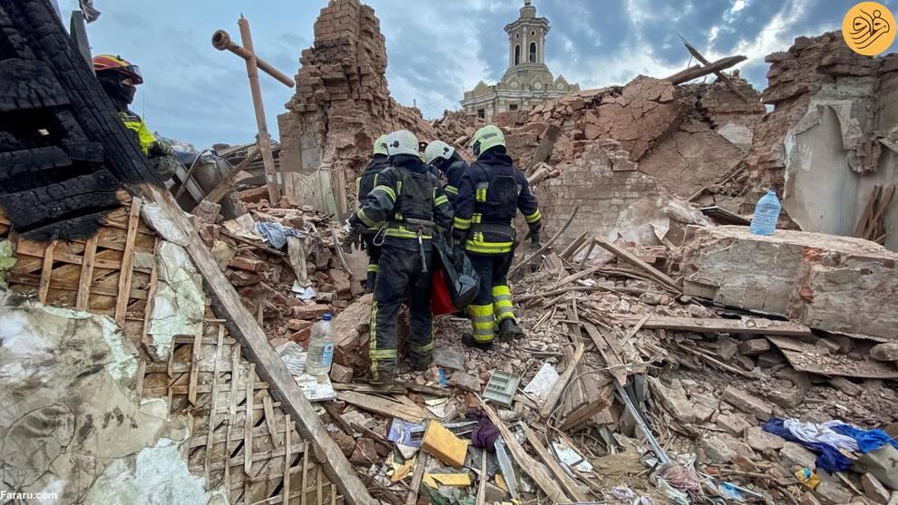 (تصاویر) حمله مرگبار روسیه به یک مراسم ترحیم در اوکراین؛ ۱۰ درصد جمعیت روستا کشته شدند