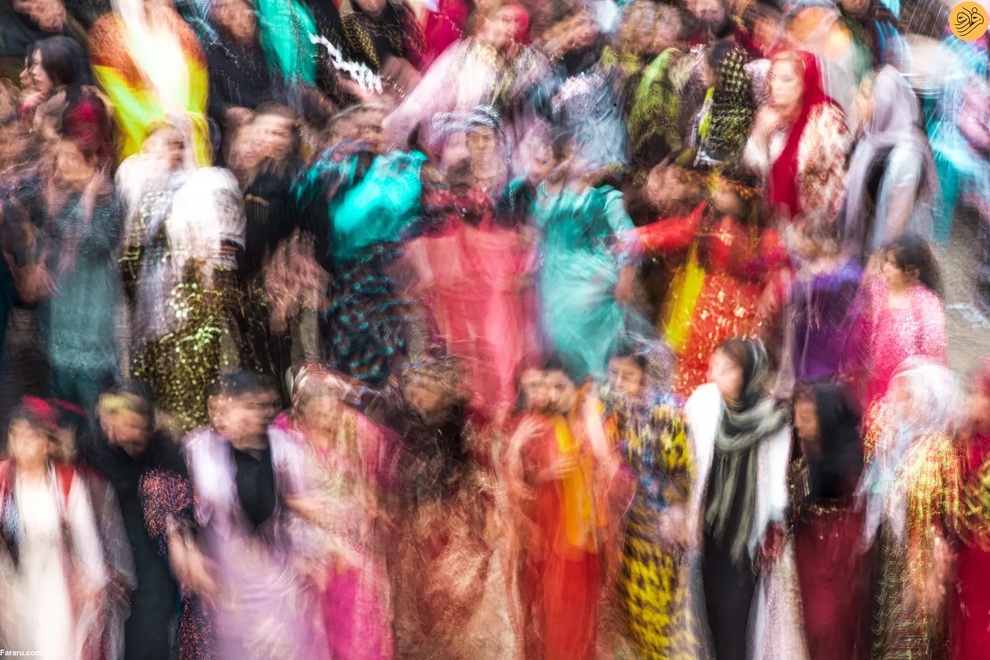 دختران کرد با پوشیدن لباسهای رنگارنگ و رقصهای سنتی، نوروز را جشن میگیرند، جشن سال نو که در اعتدال بهاری برگزار میشود. این عکس را مبین شاه ویسی ثبت کرده است.