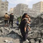 ببینید / لحظات پرالتهاب نجات یک کودک از زیر آوار در غزه