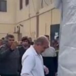 ببینید / گریه جراح غزه ای پس از قطع کردن پای فرزندش بدون مواد بیهوشی