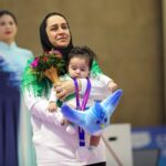 ویدیو / رهبر انقلاب: از بانویی که با کودک خود روی سکو رفت، تشکر می‌کنم