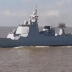 چین از ناو شکن جدید خود  (052DL )  رونمایی کرد (فیلم)