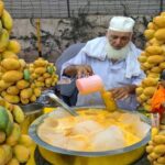 فرآیند تهیه متفاوت آب انبه توسط یک پیرمرد سخت کوش پاکستانی (فیلم)