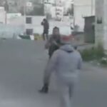 خشونت باورنکردنی سربازان صهیونیستی با مرد فلسطینی که به کمک یک زن رفته بود (فیلم)