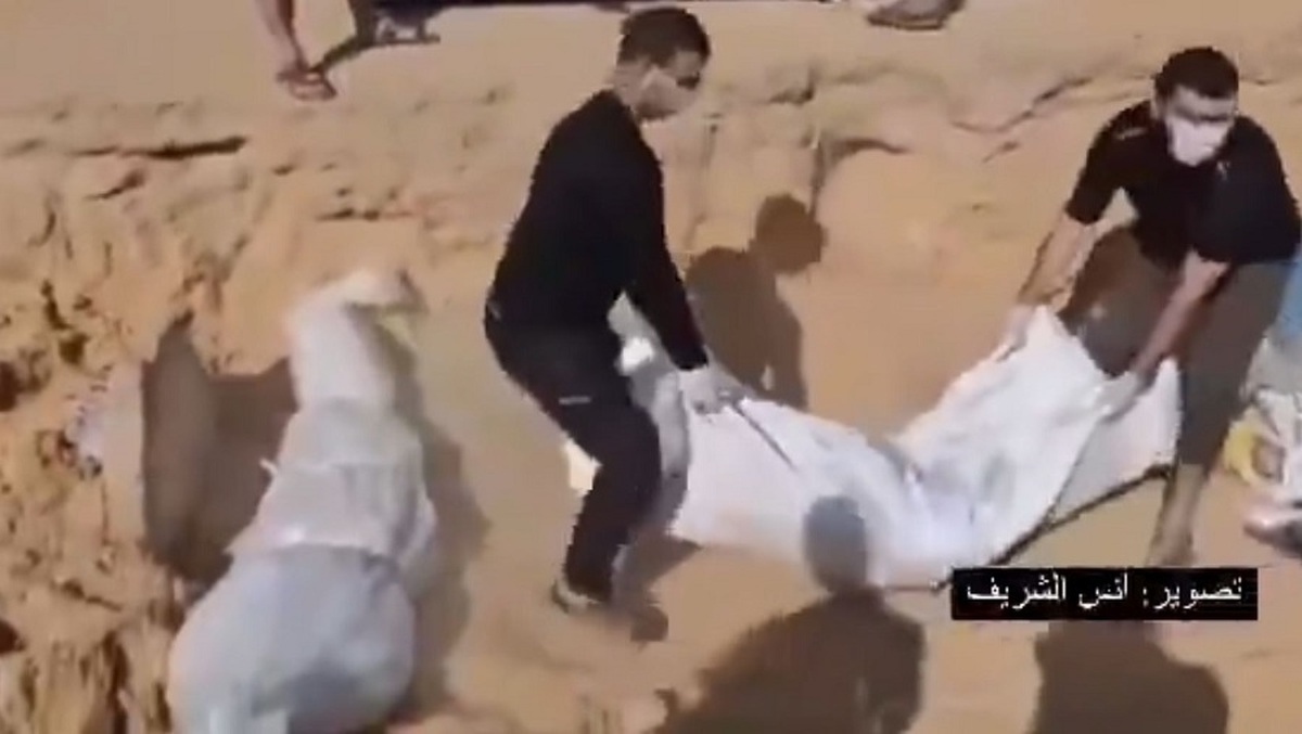 از کار افتادن سردخانه ها و دفن گروهی اجساد در غزه (فیلم) از کار افتادن سردخانه ها و دفن گروهی اجساد در غزه (فیلم)