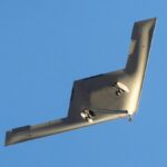 اولین تصاویر از پرواز بمب افکن B-21 آمریکا/ شبیه تخیلاتی از آینده است (فیلم)