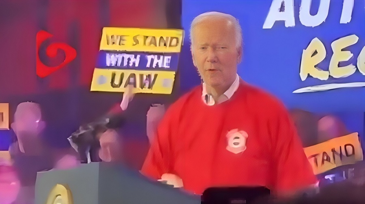 قطع ناگهانی سخنرانی بایدن با فریاد‌های شجاعانه دختر آمریکایی (فیلم)