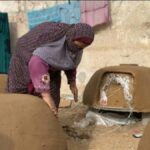 وقتی سوخت و برق تمام می‌شود/ استفاده از اجاق های سنتی سفالی در غزه (فیلم)