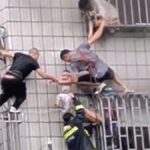 نجات یک مادر و فرزندش از آتش‌سوزی با نردبانی از انسان! (فیلم)