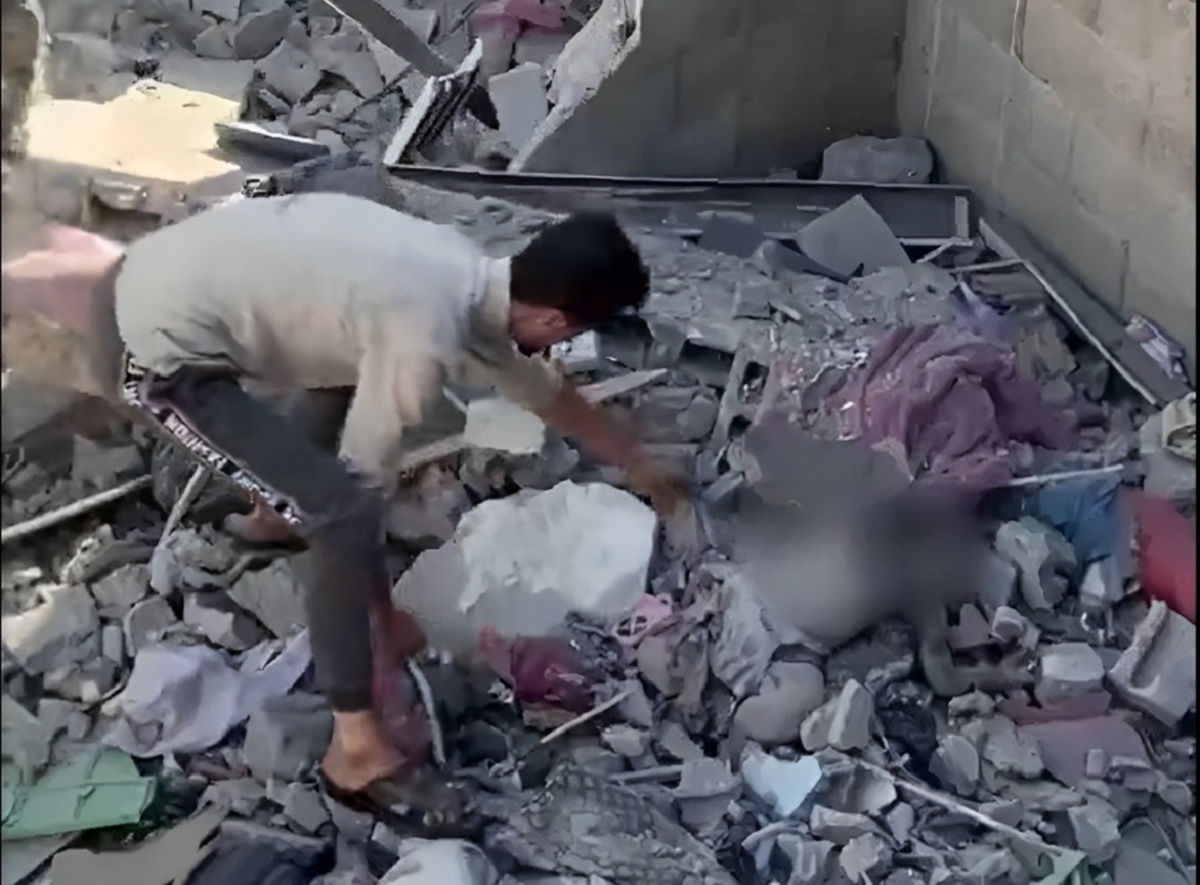 صحنه‌ای دلخراش از پرت شدن جنازه بچه‌ فلسطینی به ساختمان کناری در غزه (فیلم)