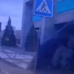 سقوط تابلو غول پیکر روی سر یک زن بدشانس (فیلم)