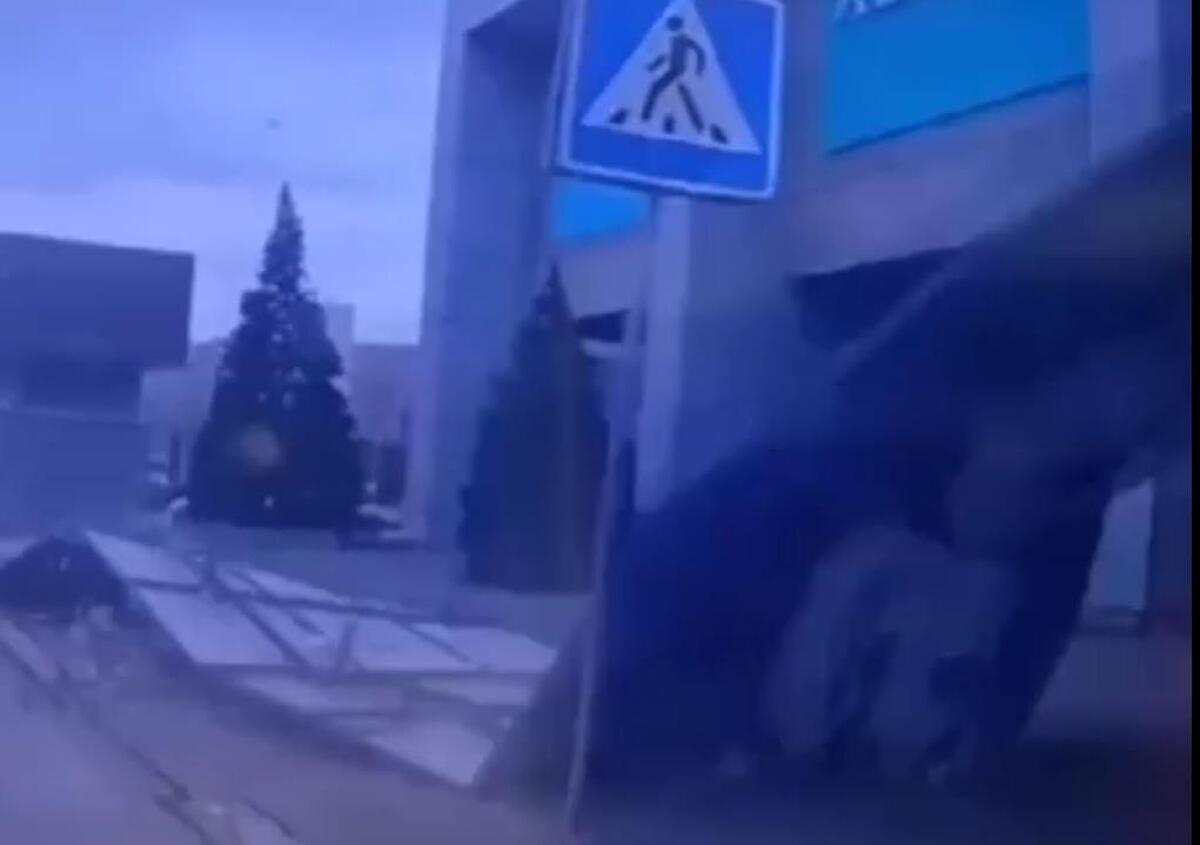 سقوط تابلو غول پیکر روی سر یک زن بدشانس (فیلم)