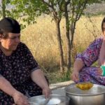 پخت آلو و تهیه لواشک توسط مادر و دختر کردستانی (فیلم)