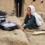 پخت کشمش پلو ساده و محلی توسط یک بانوی افغان (فیلم)