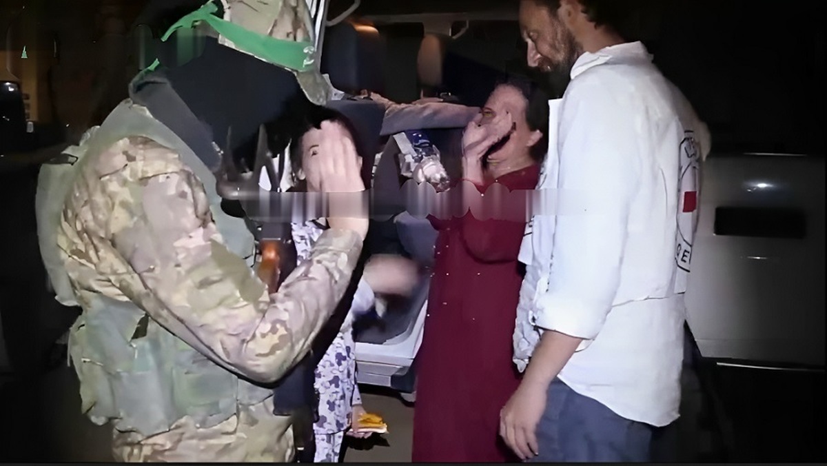 خوش و بش اسرای اسرائیلی با سربازان حماس (فیلم)